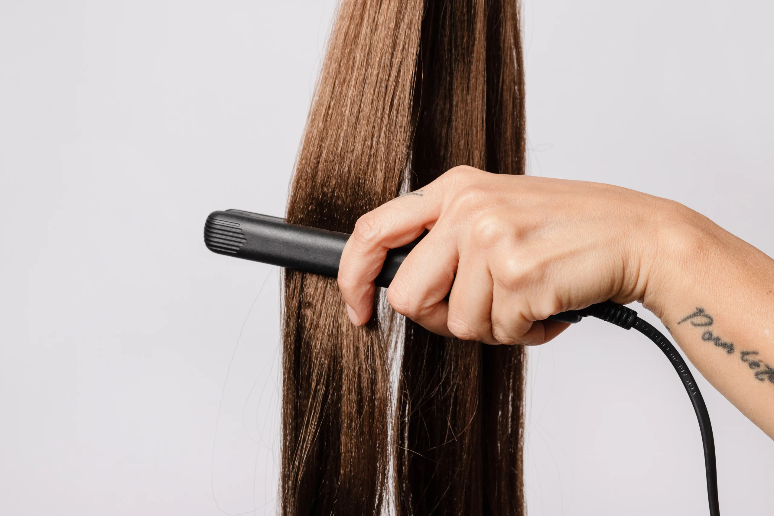 Cara Mencatok Rambut Tipis agar Terlihat Bervolume