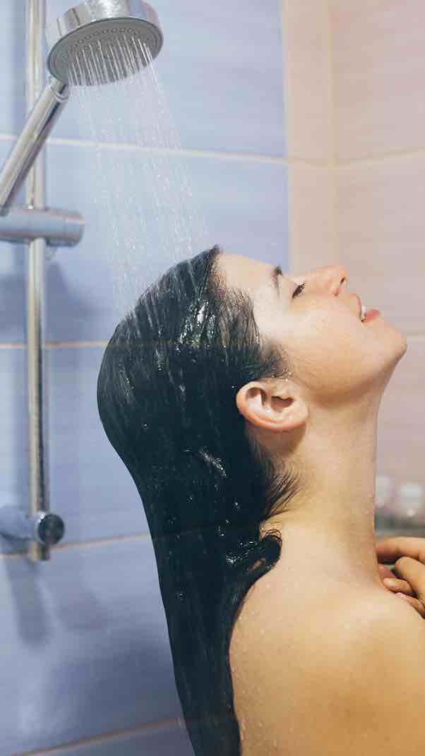 Air Panas Bisa Tipiskan Rambut? Ini Faktanya