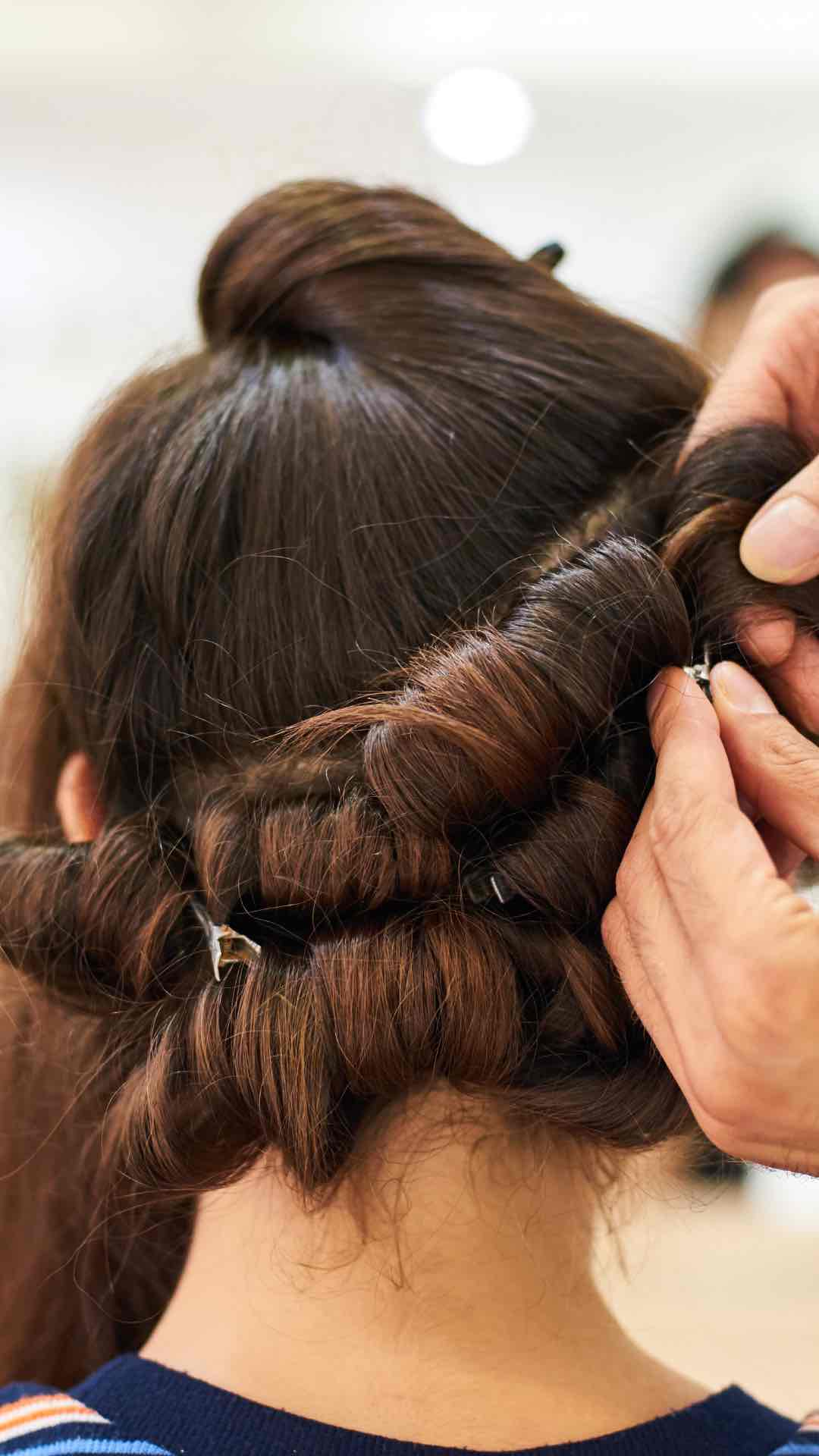 Mengulung Rambut Bisa Buat Rambut Menipis? Ini Faktanya