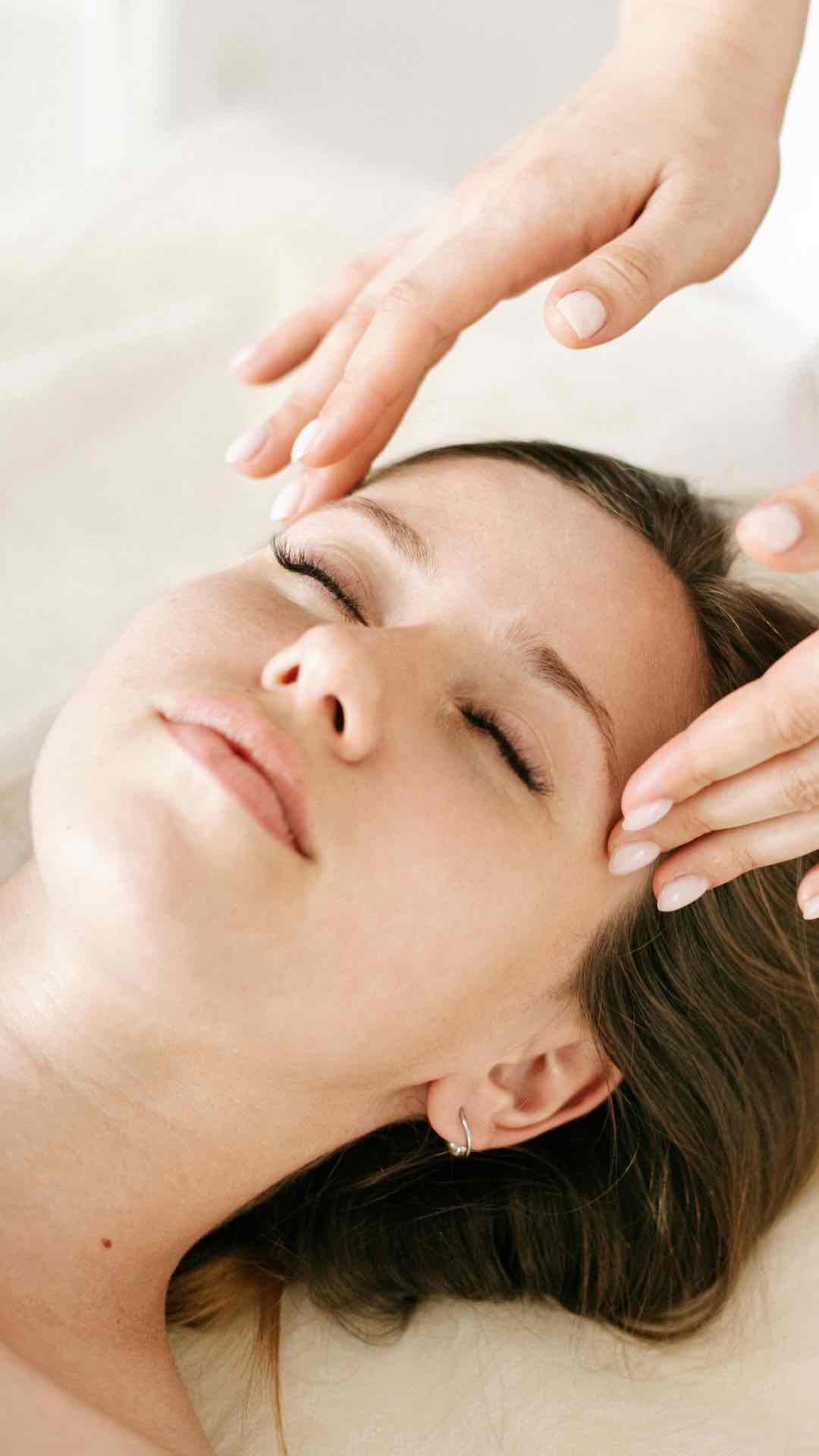 Terlalu Banyak Pijat Kepala Buat Rambut Menipis? Ini Faktanya