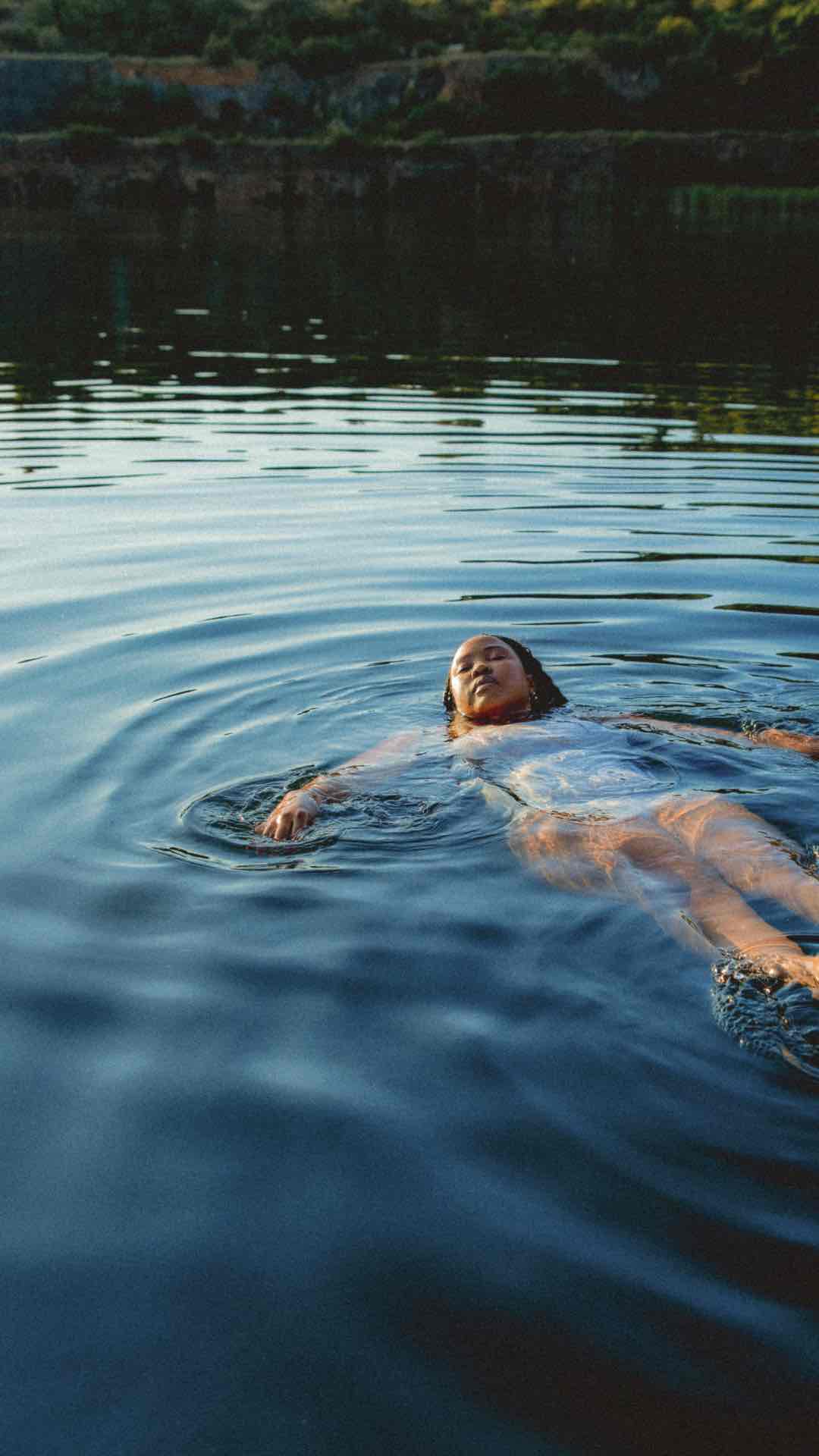 Air Danau Bisa Buat Rambut Menipis? Ini Faktanya