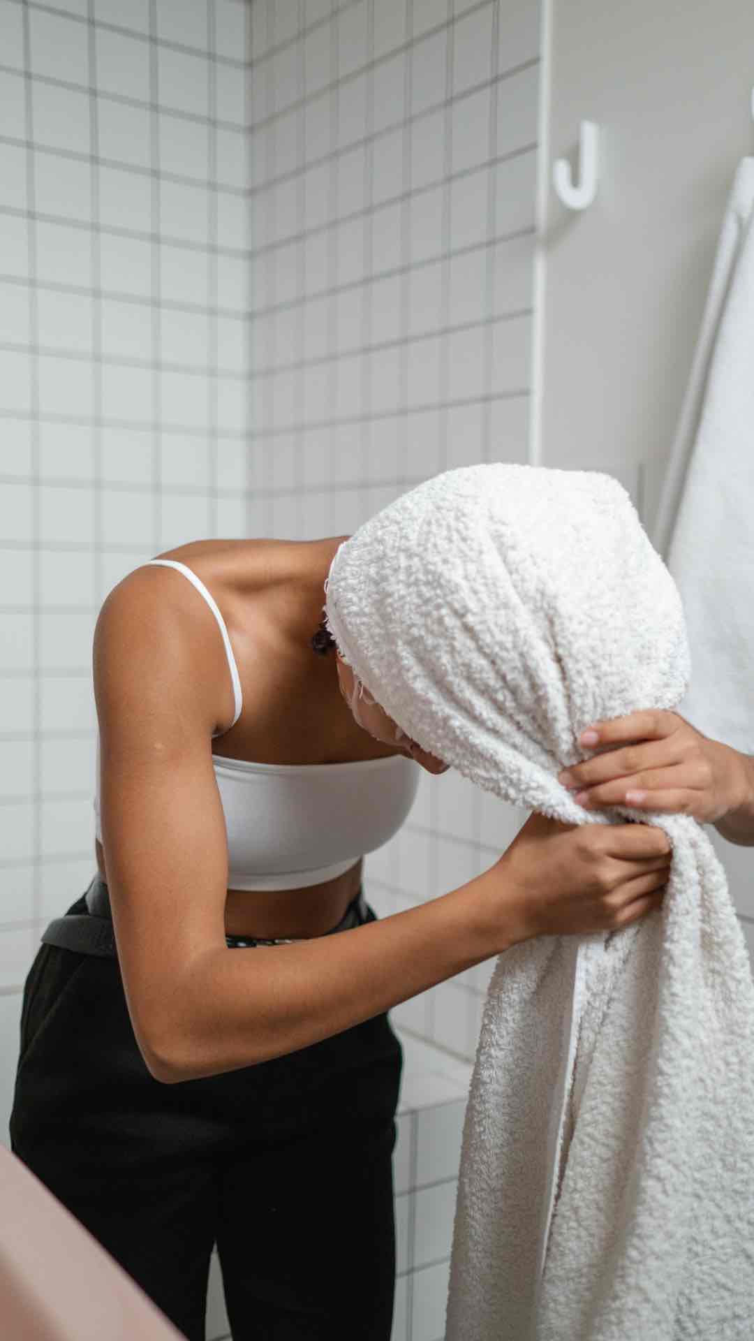 Membungkus Rambut Basah Lama Bikin Rambut Menipis? Ini Faktanya